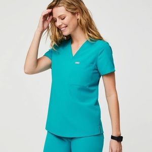 Figs teal Catarina one pocket top in size small